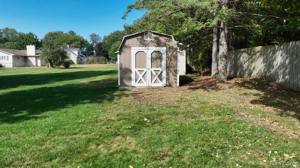 5204 Applewood Drive, Flushing, MI 48433 — Photo 12