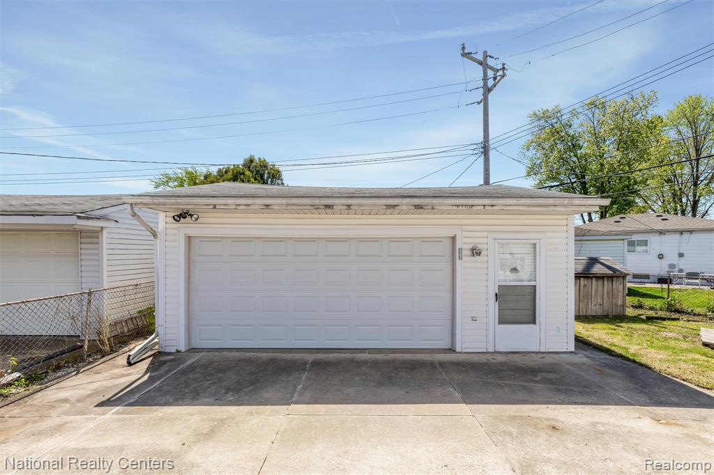 822 Bernie Lane, Madison Heights, MI 48071 — Photo 27