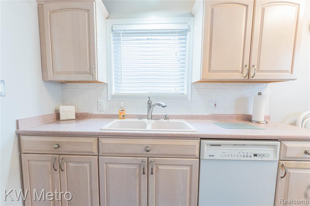 8487 Salem Lane, Dearborn Heights, MI 48127 — Photo 12