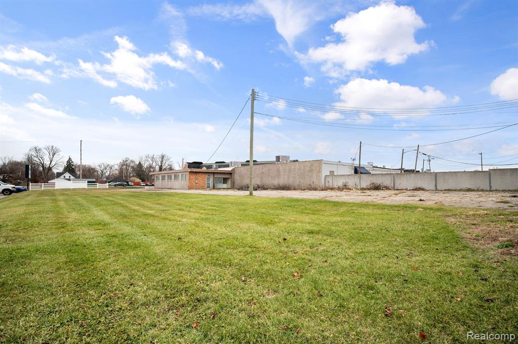 1050 W HURON Street, Waterford, MI 48328 — Photo 13