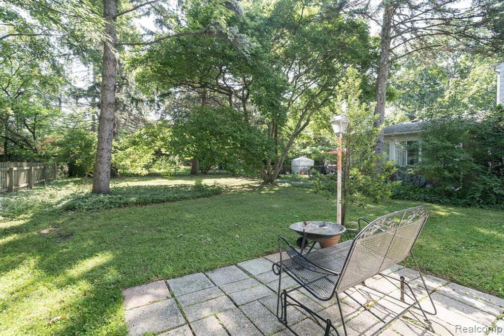 27714 California Drive NE, Lathrup Village, MI 48076 — Photo 27