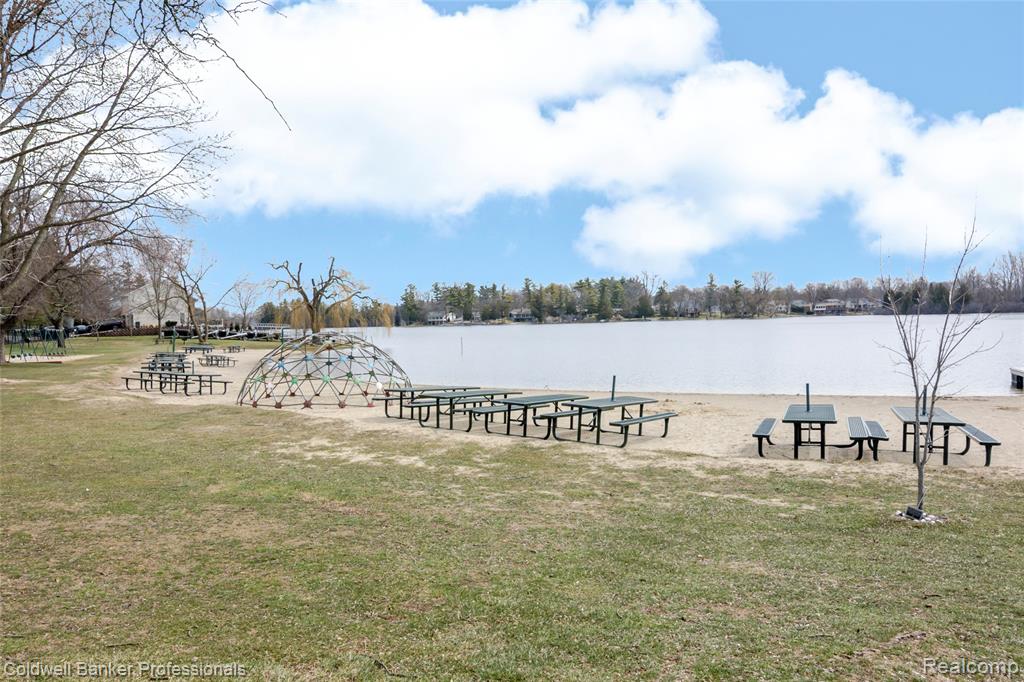 2606 Wildwood Court, Lake Orion, MI — Photo 3