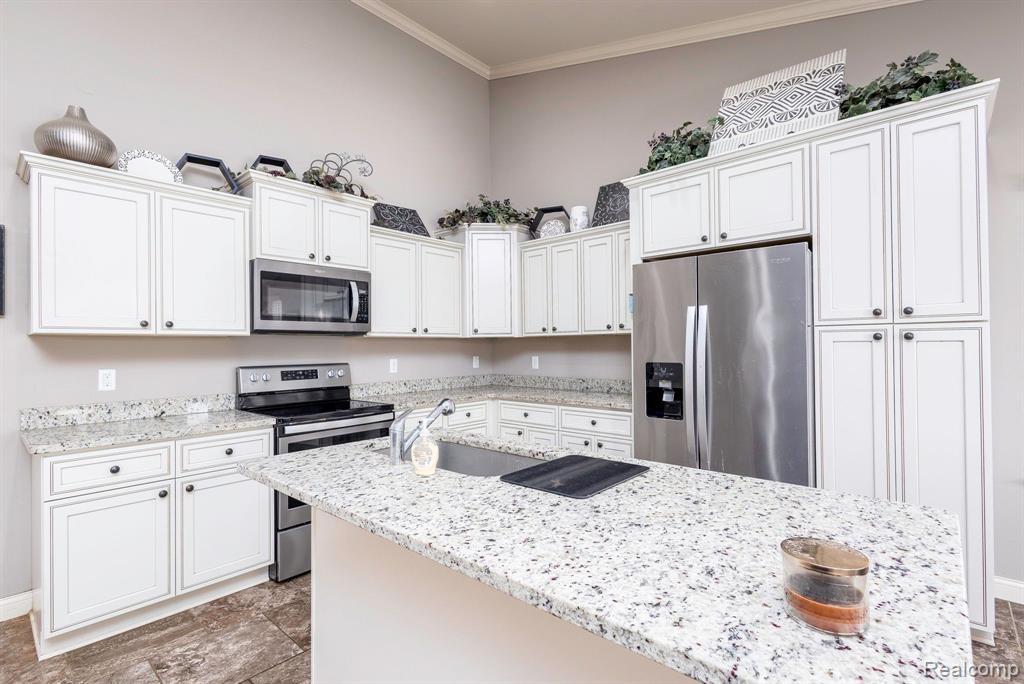 5687 GREGORY Drive, Utica, MI 48317 — Photo 10