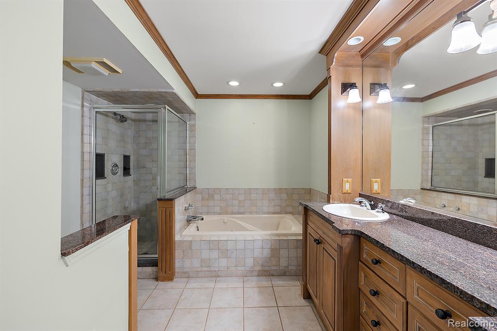 2401 HICKORY GLEN Drive, Bloomfield Hills, MI 48304 — Photo 17