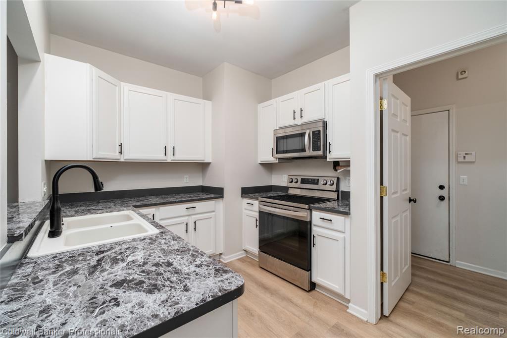 2104 Trailway Court, Commerce Twp, MI 48390 — Photo 12