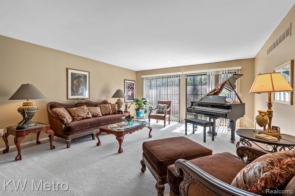 27173 CUMBERLAND Court, Southfield, MI 48033 — Photo 5