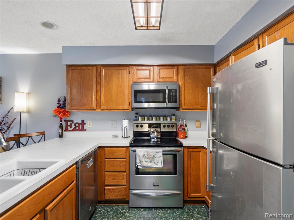 4970 Oak Hill Drive, Waterford, MI 48329 — Photo 17