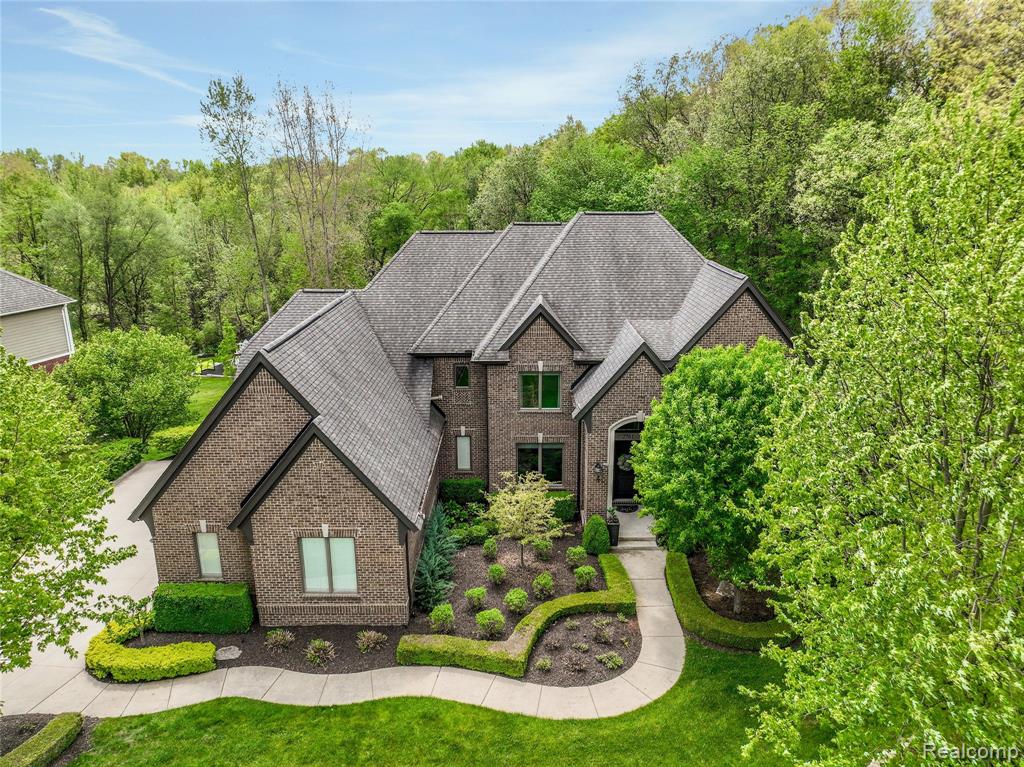 2761 Plum Creek Drive, Oakland, MI