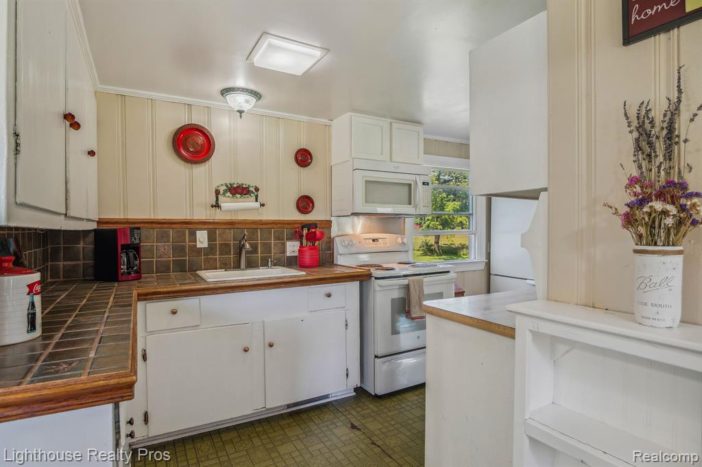 67640 W 8 MILE Road, South Lyon, MI 48178 — Photo 16
