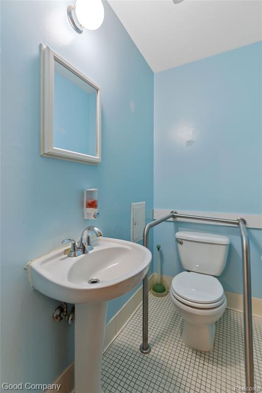 22048 Hampton Court, Woodhaven, MI 48183 — Photo 15