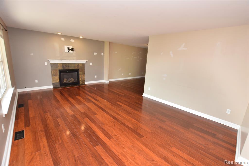 8352 OAK RIDGE Drive, Goodrich Vlg, MI — Photo 3