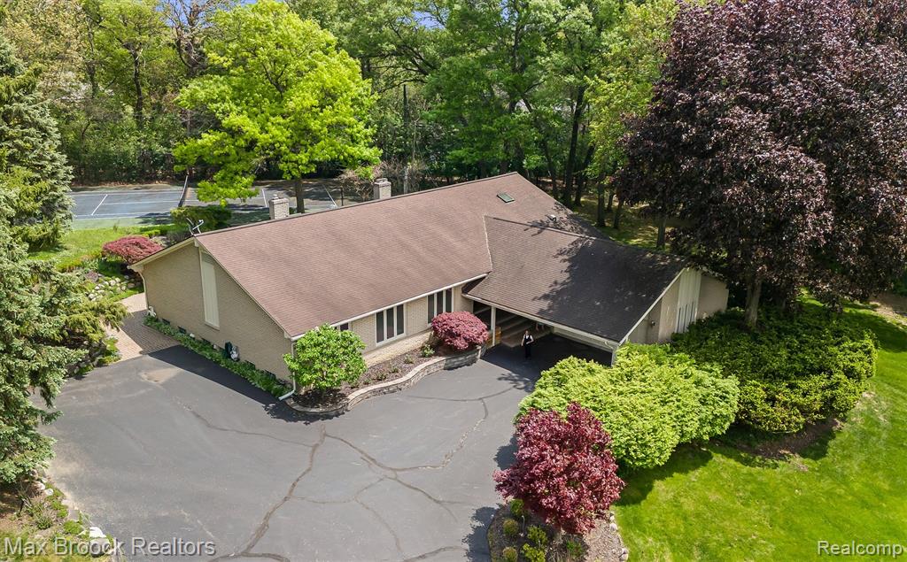 1418 Sodon Lake Drive, Bloomfield Hills, MI 48302 — front exterior
