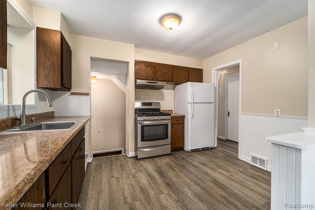 20926 Lennon Street, Harper Woods, MI 48225 — Photo 11
