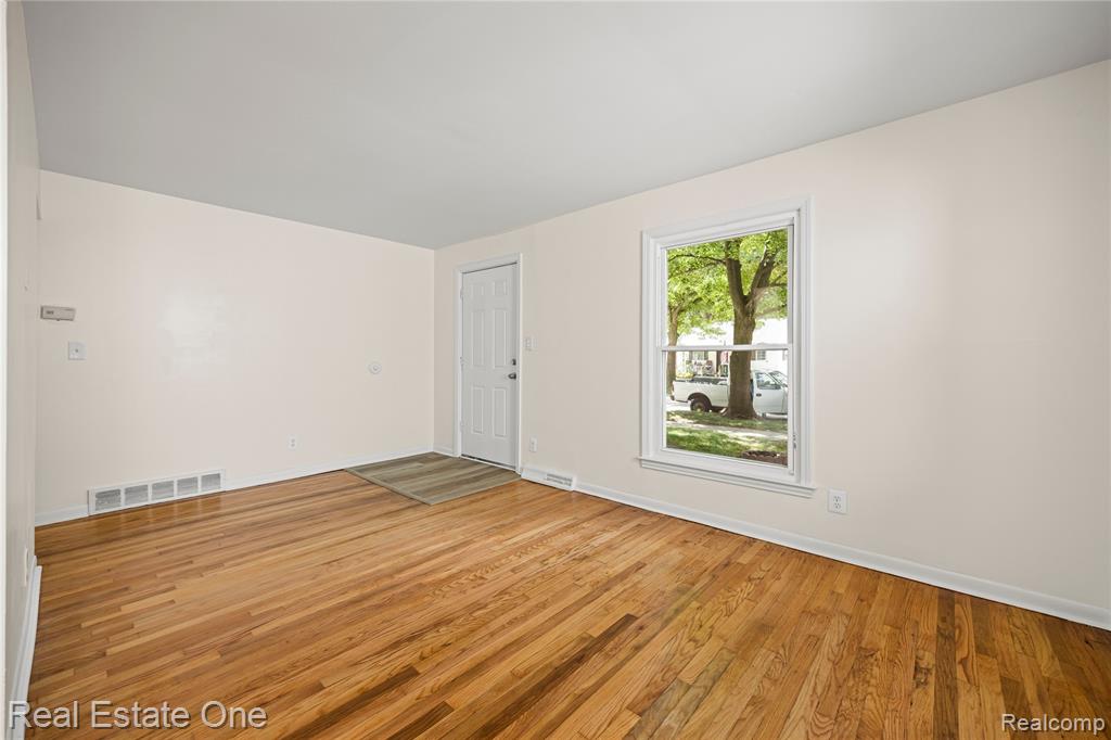 4521 COLUMBUS Street, Wayne, MI 48184 — Photo 7