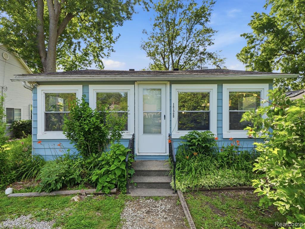 1728 Beechcroft Street, Keego Harbor, MI 48320 — Photo 2