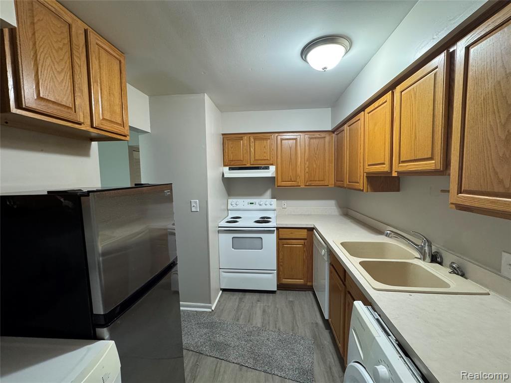 1890 Colonial Village Way, 1, Waterford, MI 48328 — Photo 5