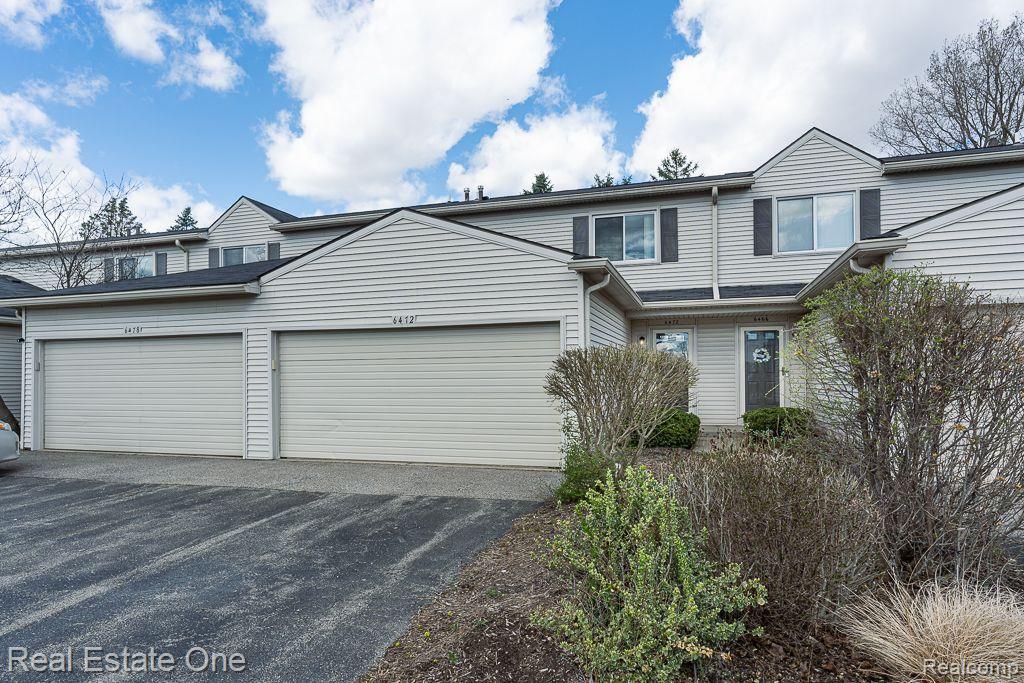 6472 LOCHAVEN Lane, Waterford, MI 48327 — front exterior