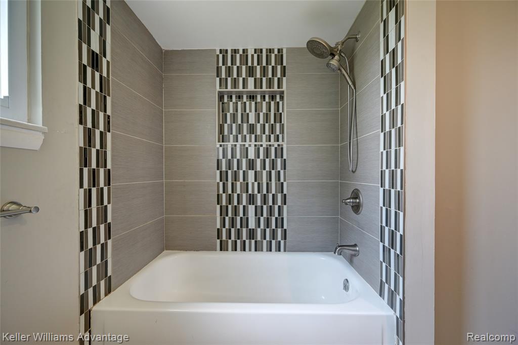 18467 Middlesex Avenue, Lathrup Village, MI 48076 — Photo 41