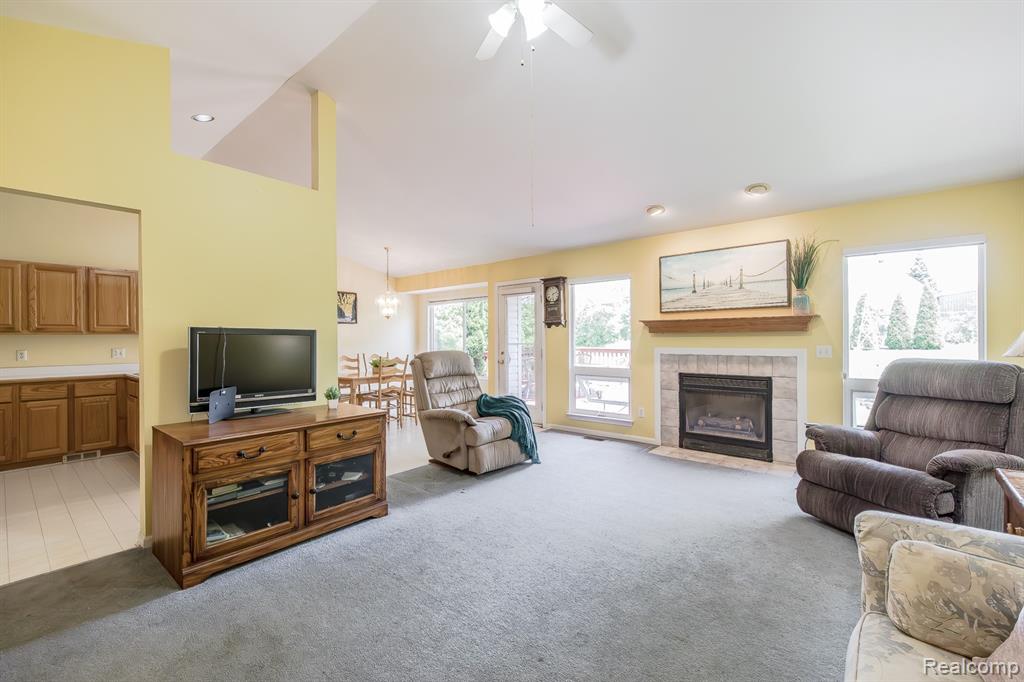 4304 W Pointe Drive, Waterford, MI 48329 — Photo 6