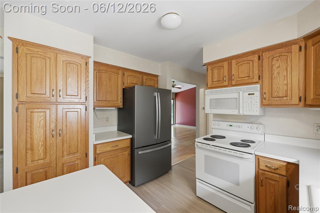 640 Longfellow Drive, Troy, MI 48085 — Photo 15