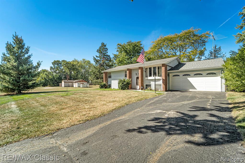 822 Manzano Drive, Wolverine Lake, MI 48390 — Photo 2