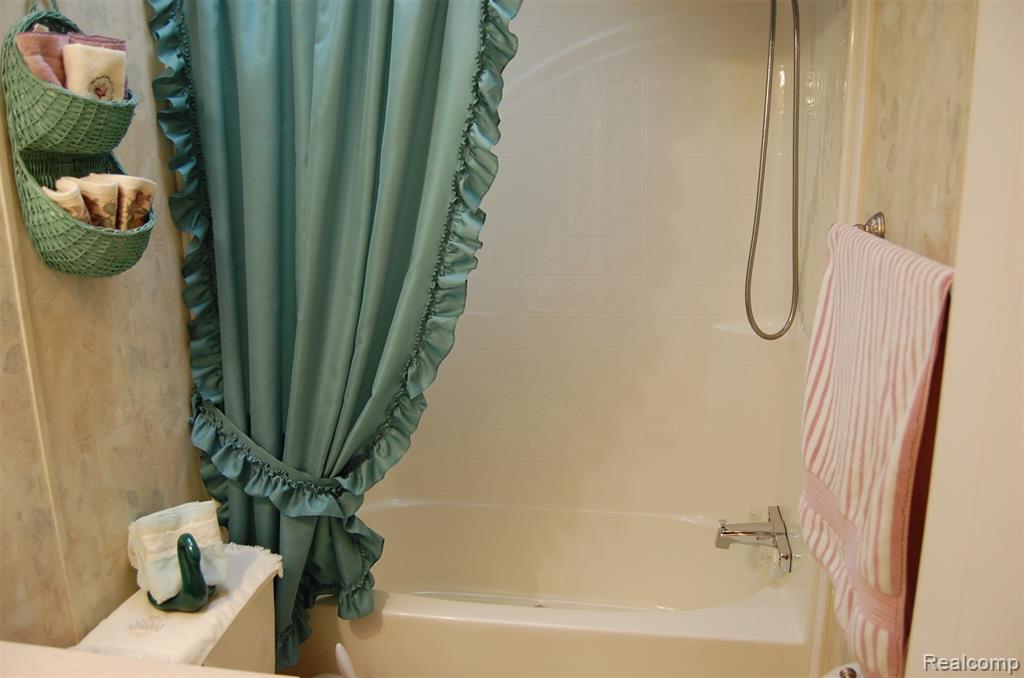 23166 Swallow, New Boston, MI 48164 — Photo 18