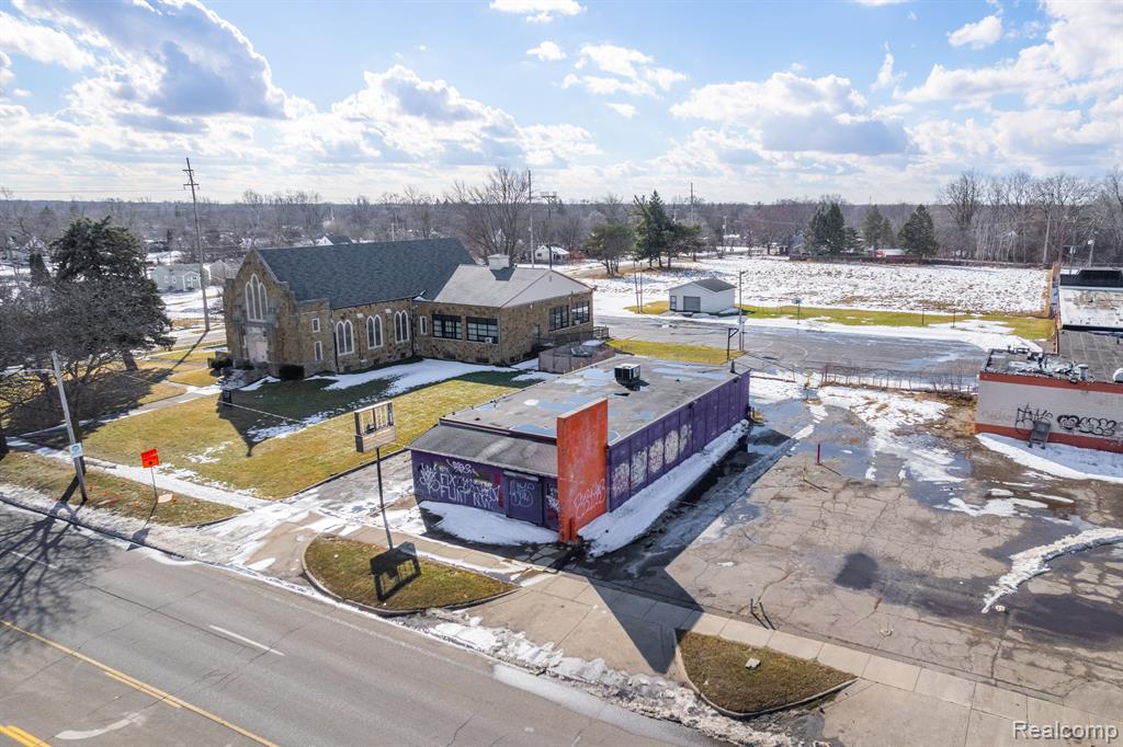 6925 N SAGINAW Street, Flint, MI 48505 — front exterior