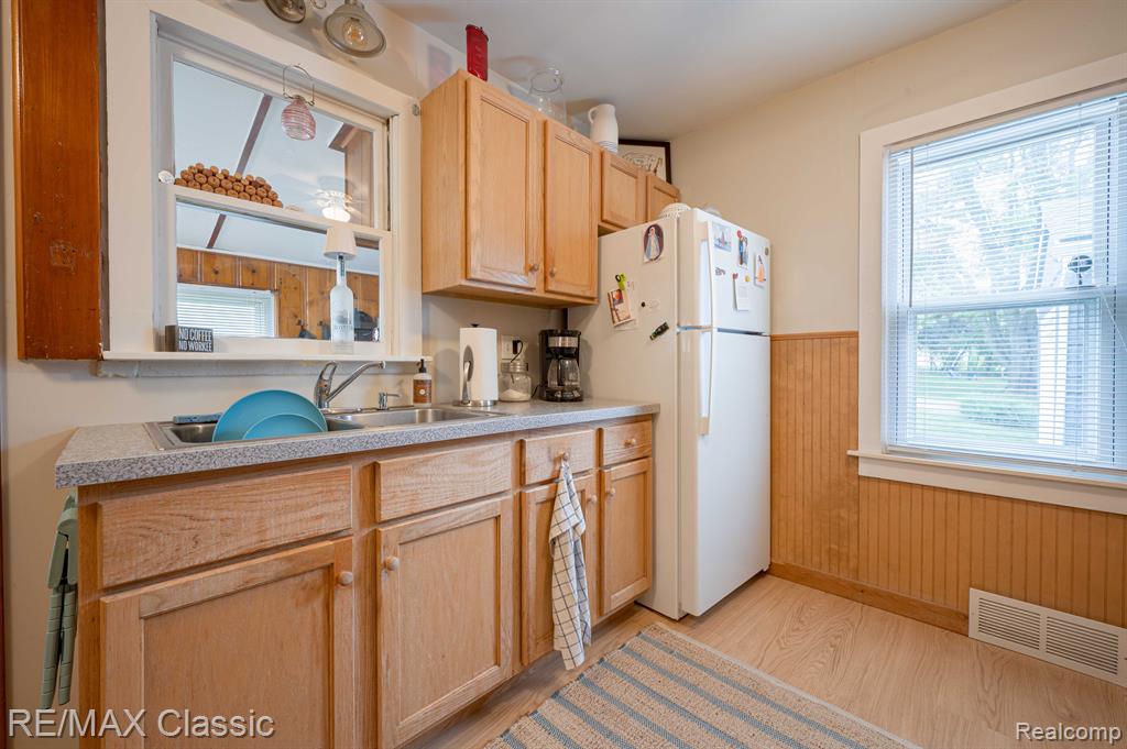 406 COMMON Street, Walled Lake, MI 48390 — Photo 12
