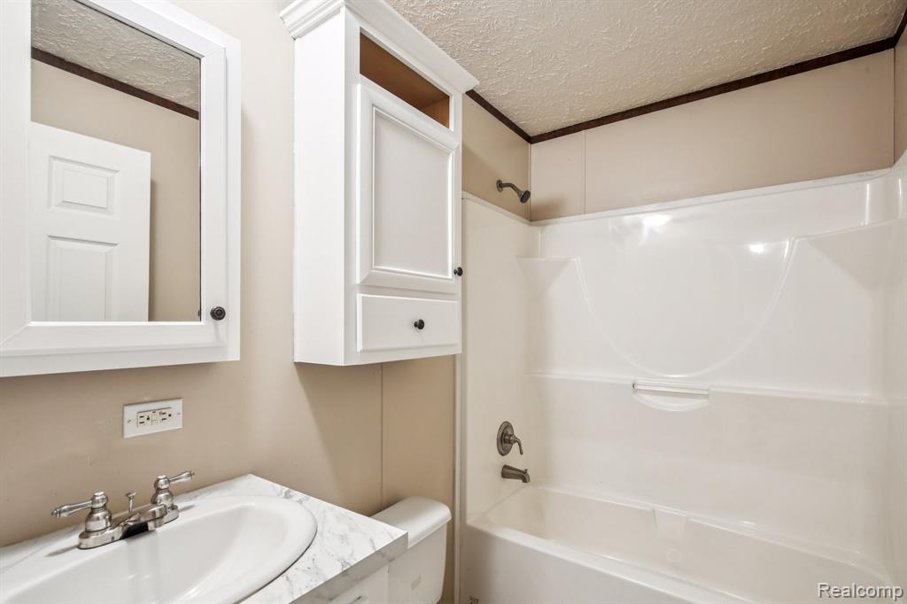 4726 Harrow Court, Sterling Heights, MI 48310 — Photo 19