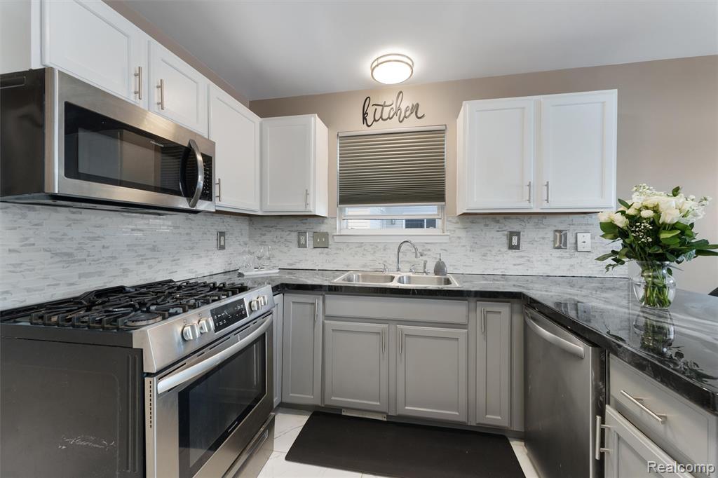 6235 Crystal Lake Drive, Romulus, MI 48174 — Photo 13