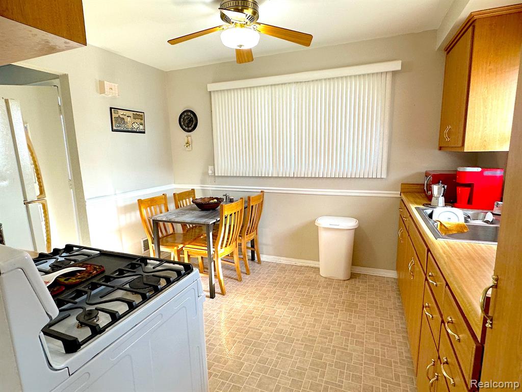 4992 MCKINLEY Street, Dearborn Heights, MI 48125 — Photo 19