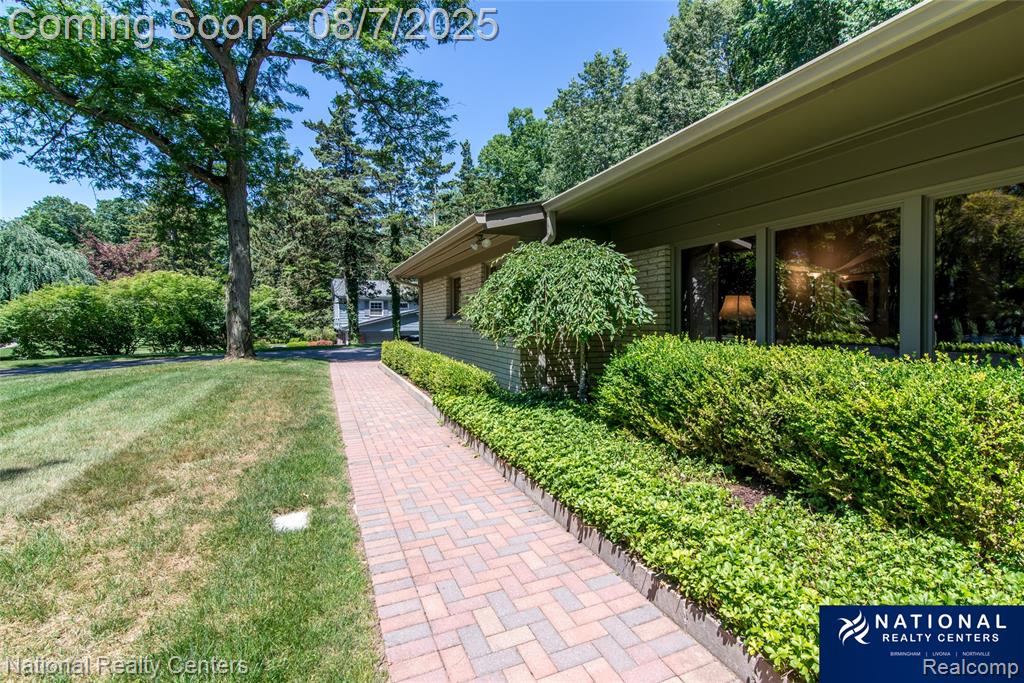 4933 Malibu Drive, Bloomfield Hills, MI 48302 — Photo 18