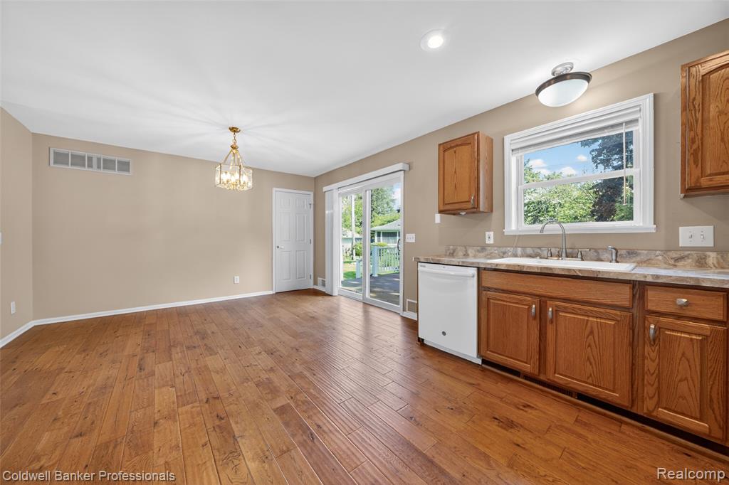 2470 Winkleman Drive, Waterford, MI 48329 — Photo 18