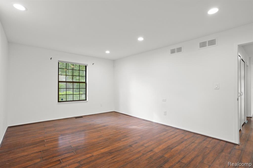 37161 DEER RUN Drive, Farmington Hills, MI 48331 — Photo 12