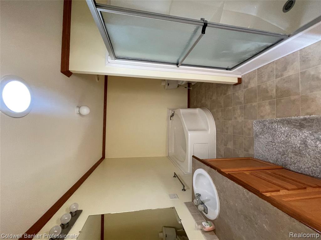 2679 Manatee Court, Lapeer, MI 48446 — Photo 18