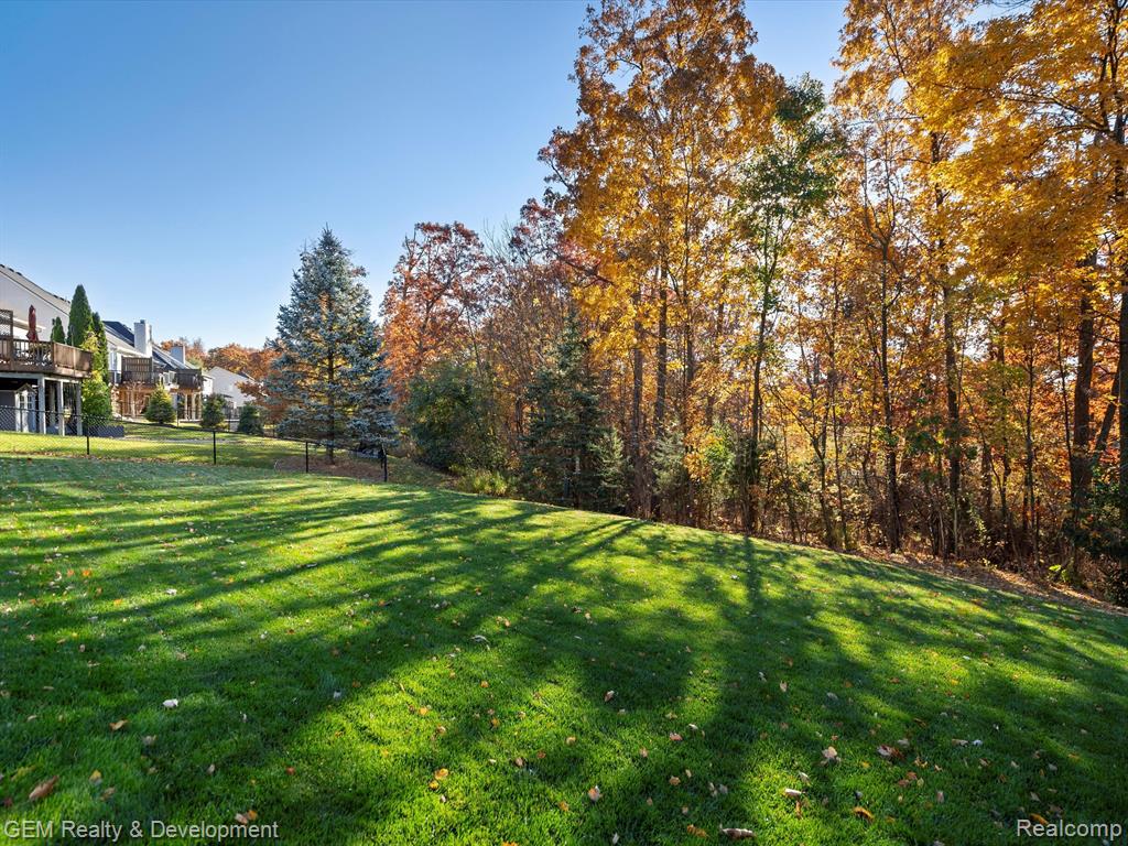 4163 DELPHINE Drive, Wixom, MI 48393 — Photo 38