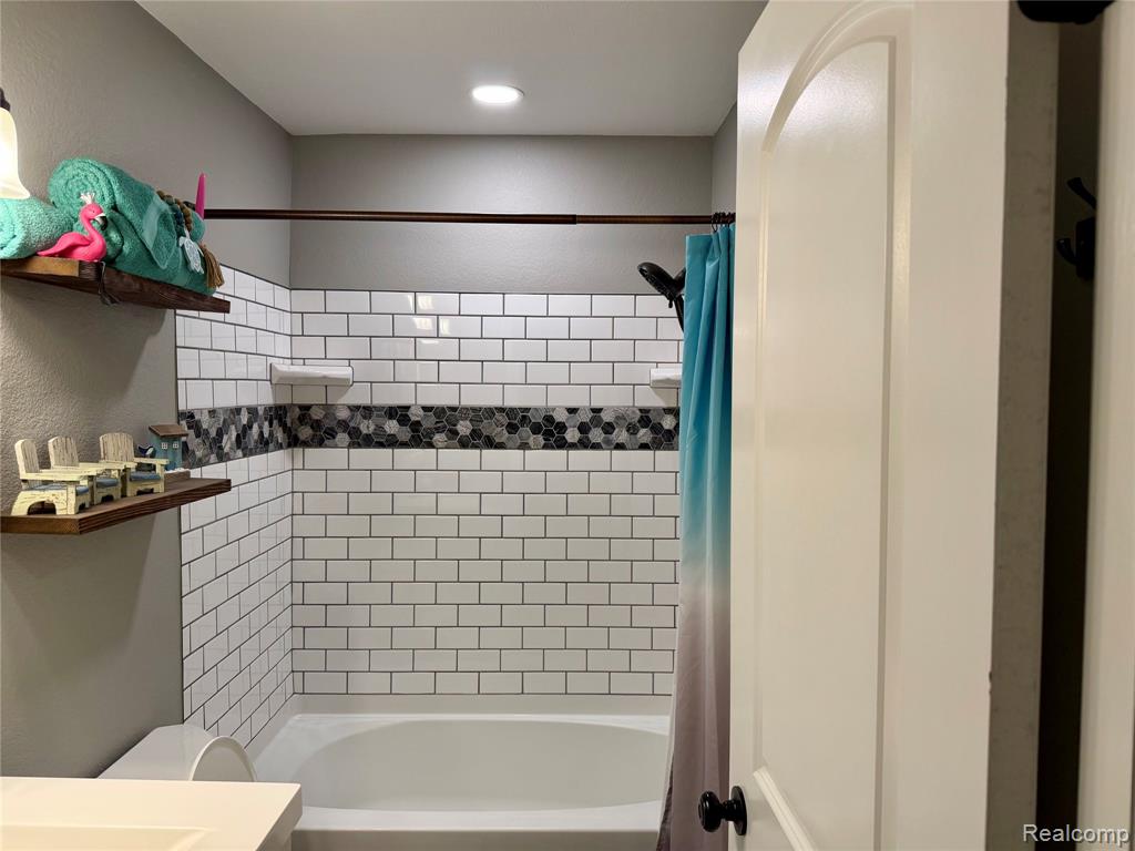 29589 Jefferson Avenue, 15, Gibraltar, MI — Photo 22