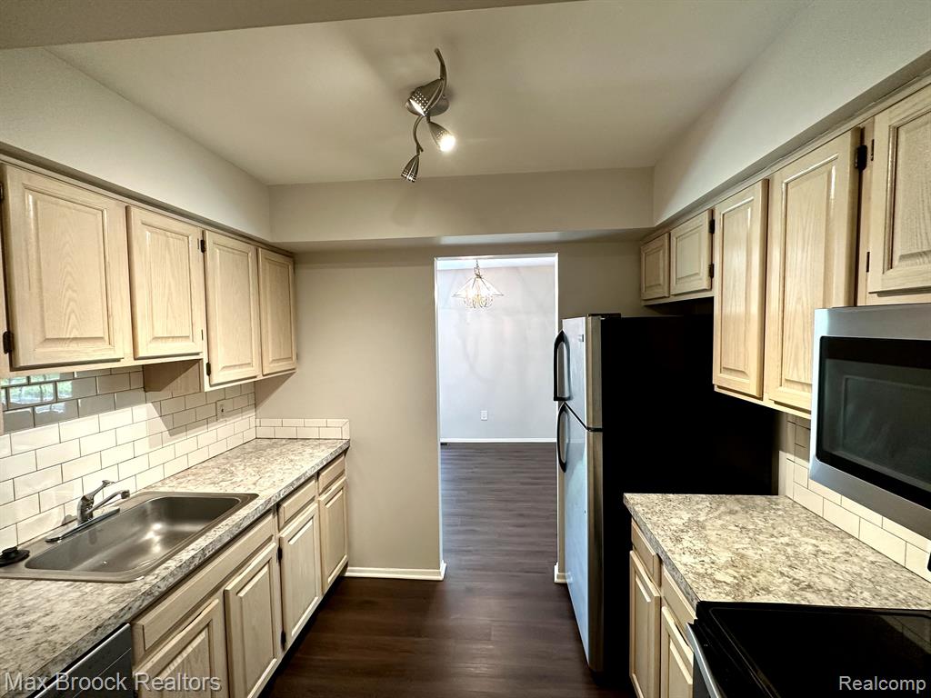 740 E FOX HILLS Drive, Bloomfield Hills, MI 48304 — Photo 4