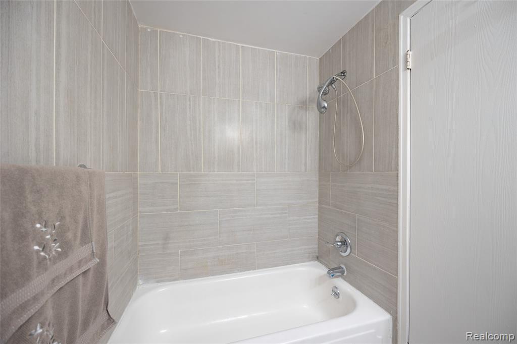 8924 Shawn Drive, Sterling Heights, MI 48312 — Photo 15