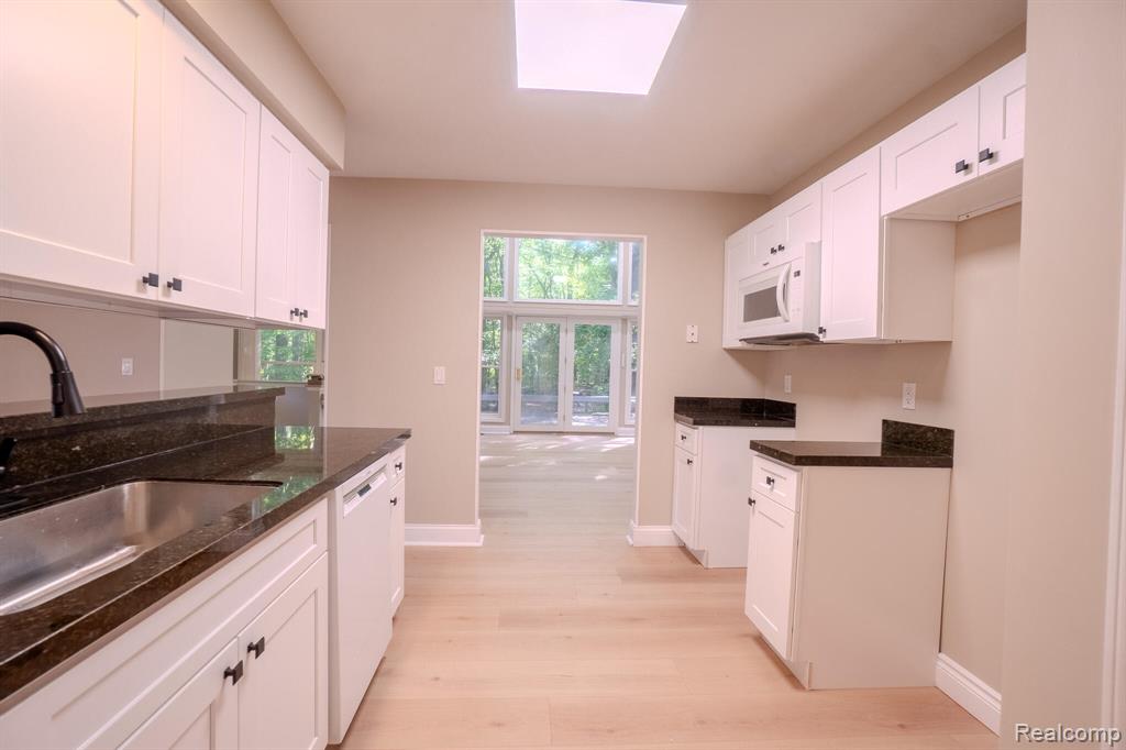 5235 Royal Vale Lane, 70, Dearborn, MI 48126 — Photo 12