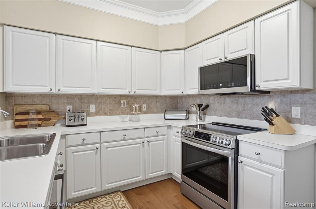 39469 Edgewater Drive, Northville, MI 48168 — Photo 15
