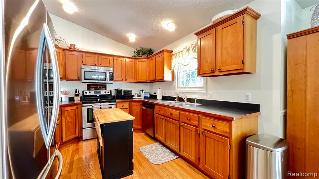 8324 WOODLAND Circle, Goodrich Vlg, MI — Photo 11