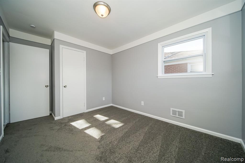 927 CLEOPHUS Parkway, Lincoln Park, MI 48146 — Photo 38