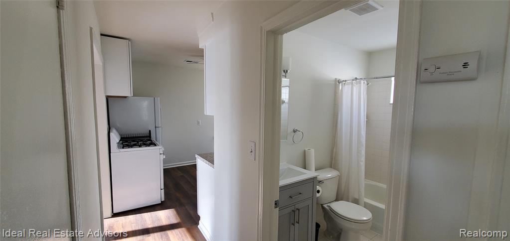 545 E Dallas Avenue, Madison Heights, MI 48071 — Photo 15