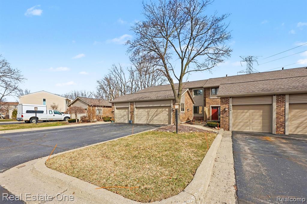 6892 Northcrest Way E, Clarkston, MI — front exterior