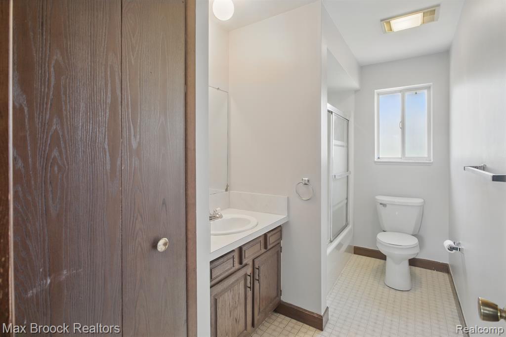 47445 DEQUINDRE Road, Rochester Hills, MI 48307 — Photo 15