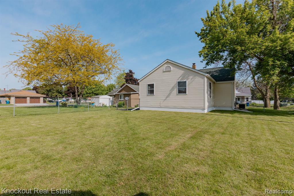 8368 MAIN Street, Birch Run, MI 48415 — Photo 12