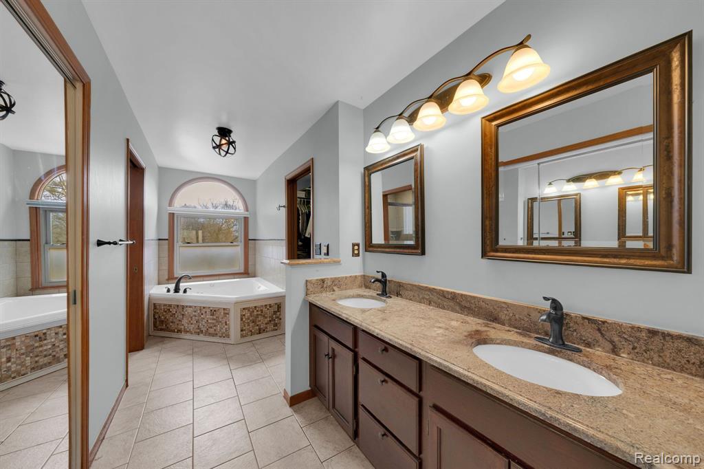 950 Hidden Valley Drive, Lake Orion, MI 48362 — Photo 30