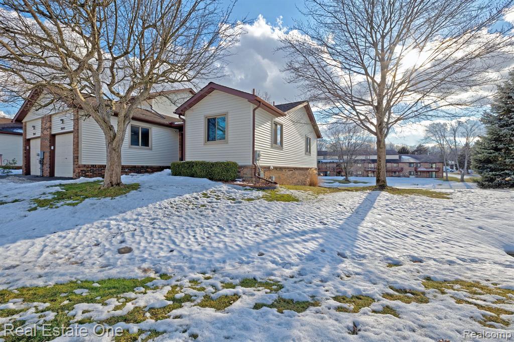 9045 E BLUEWATER Drive, Clarkston, MI 48348 — Photo 42