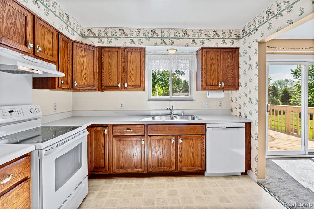 6059 Stockbridge Commons Trail, Grand Blanc, MI 48439 — Photo 5